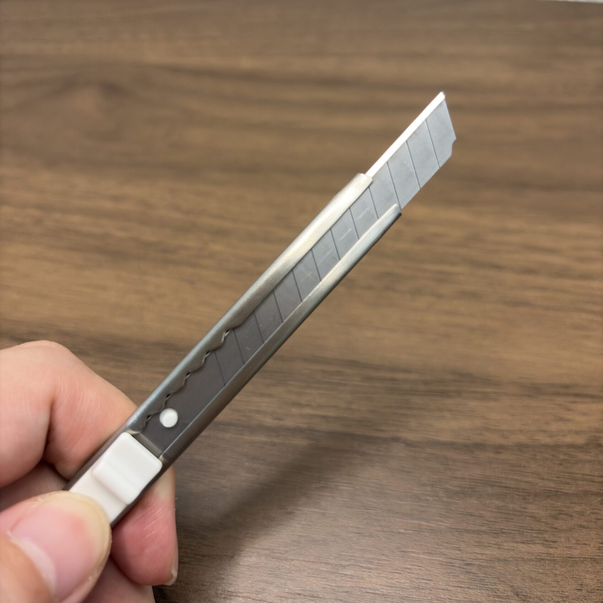 刃を右利き用の向きにセットしたカッター