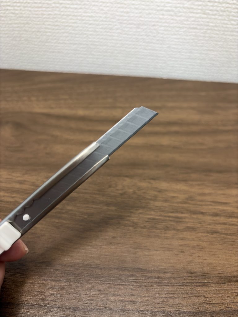 刃を左きき用の向きに入れ替えたカッター