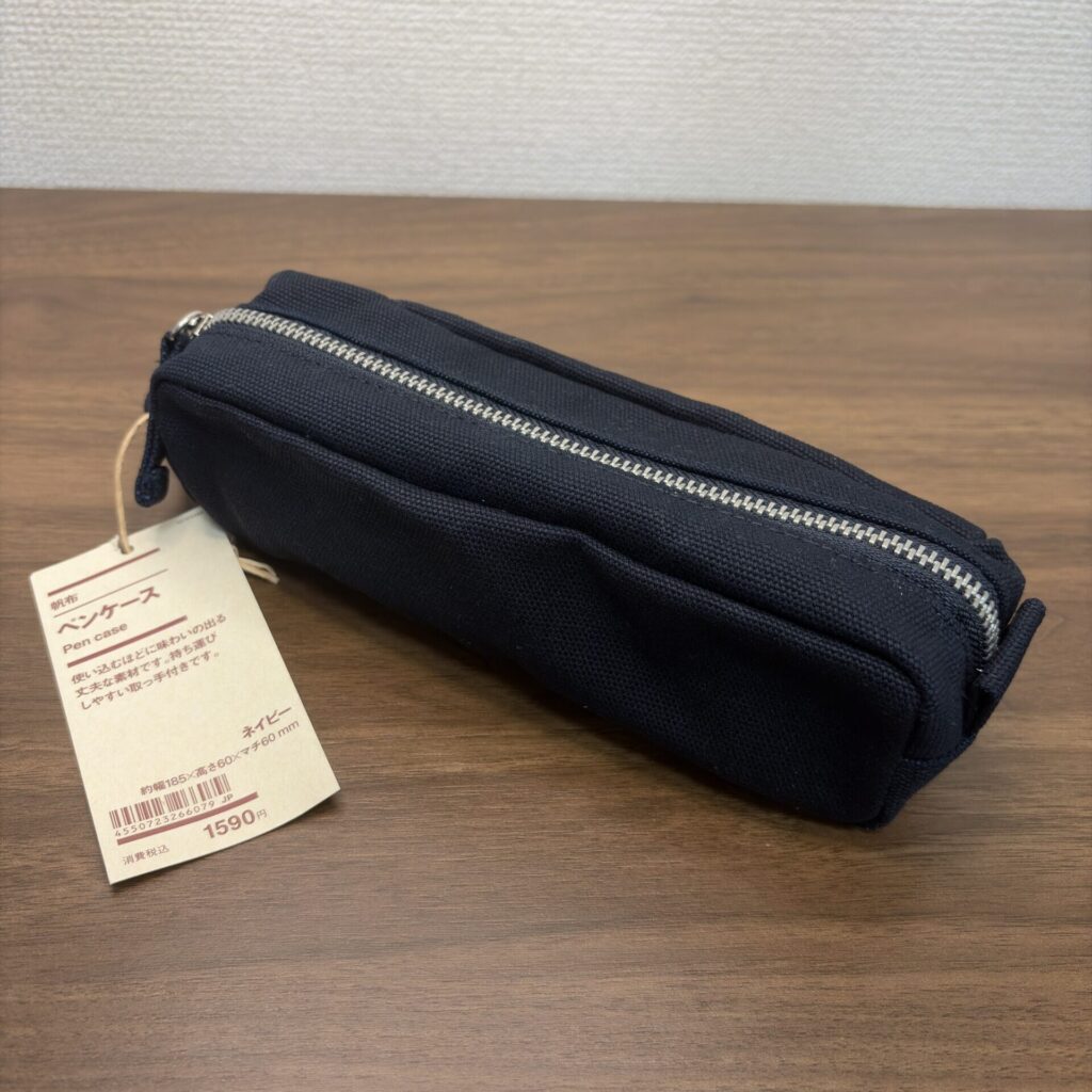 全体が写ったペンケース　値札付き