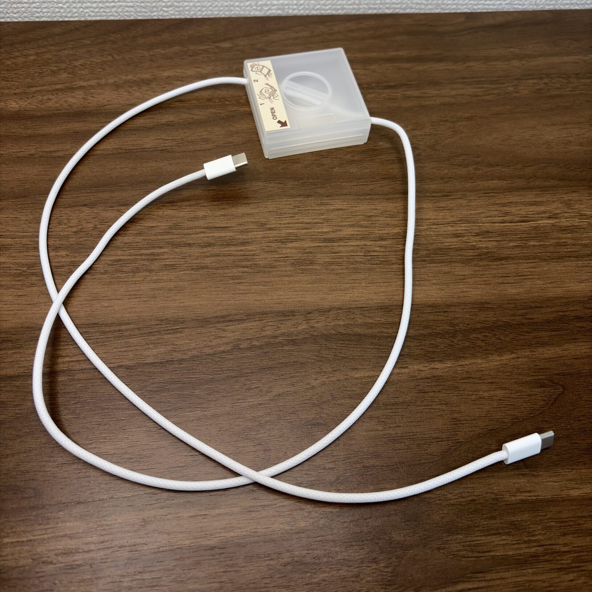 ケースから伸ばした充電ケーブル