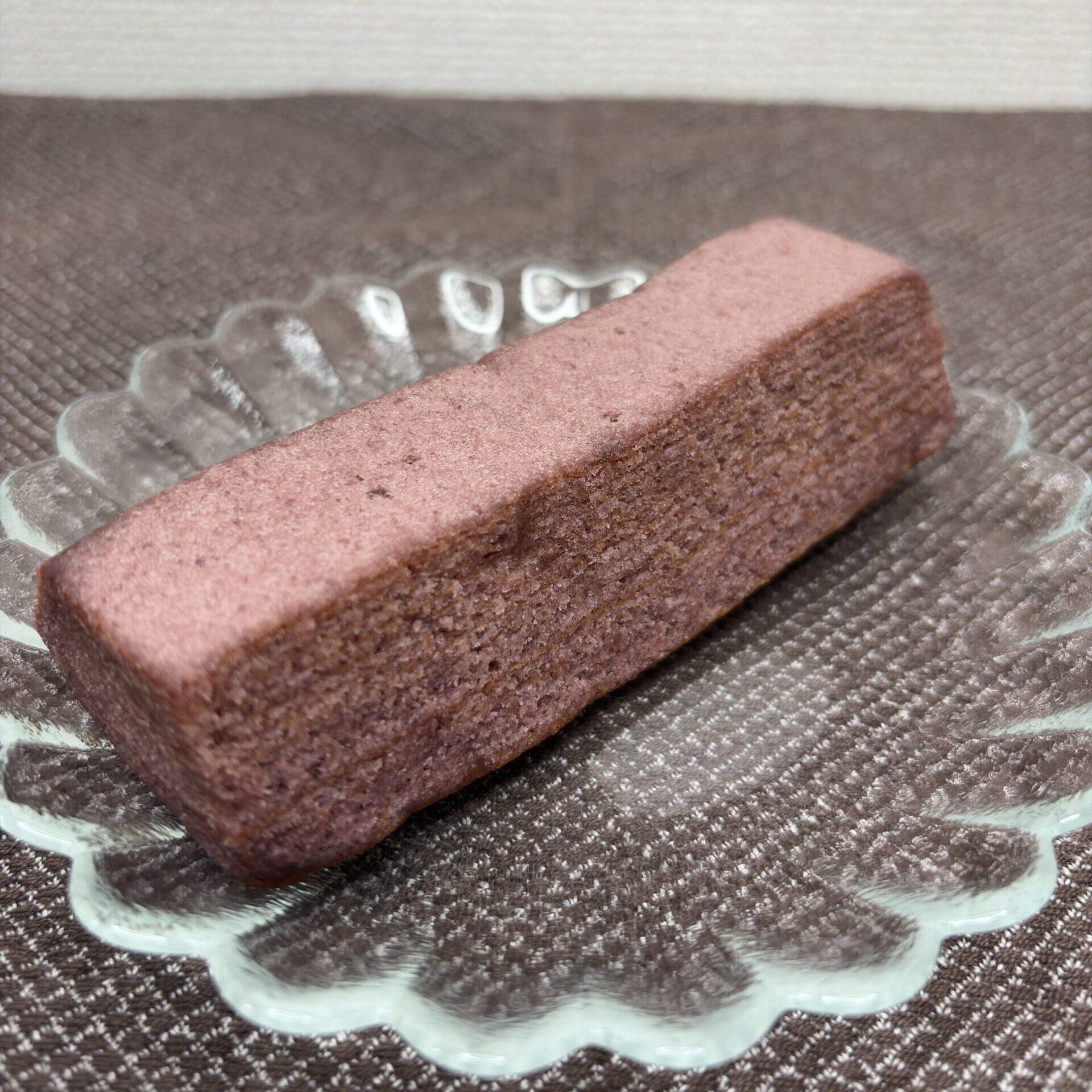 お皿に出した紫さつまいもバウム