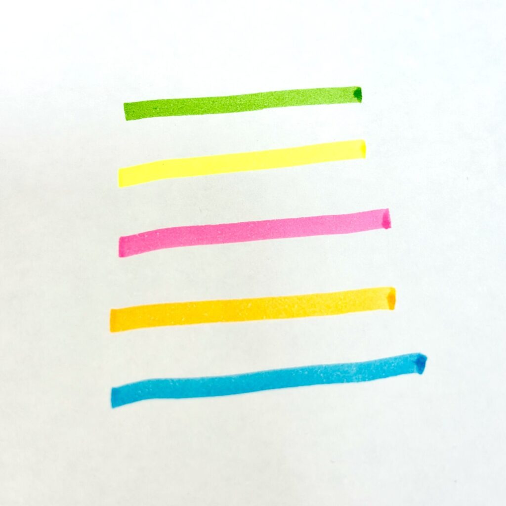 5色のノック式蛍光ペンで引いた線