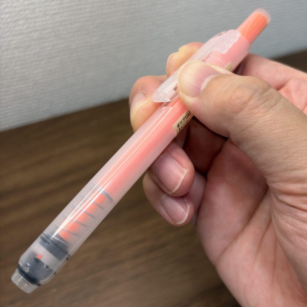 ペン先を中にしまったノック式蛍光ペンの先端