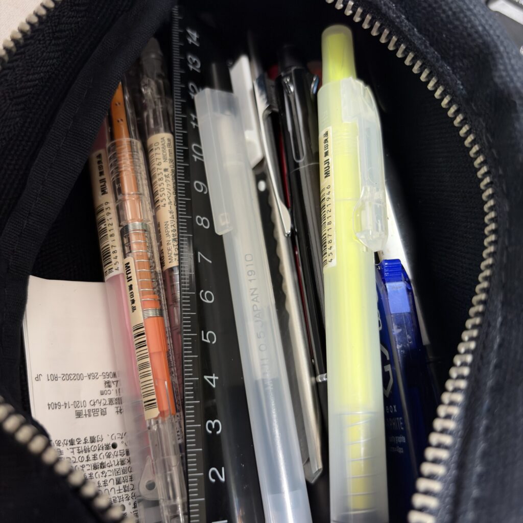複数のペンが入ったペンケースの中身