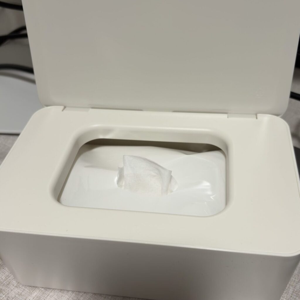 デスクに置いてフタを開けたウェットティシューケース