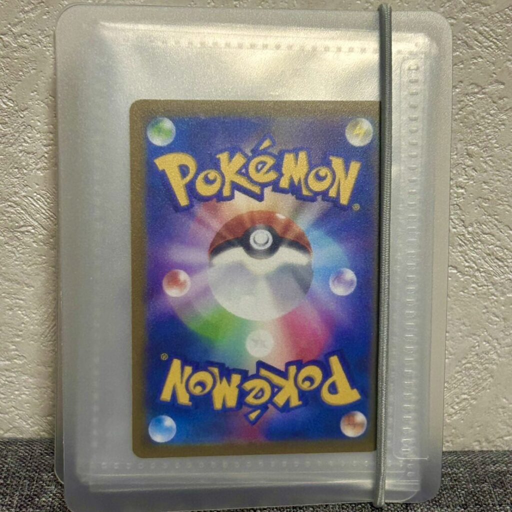 ポケモンカードを入れて閉じたカードファイル