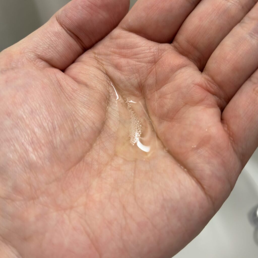手のひらに出した精油の香りハンドソープ