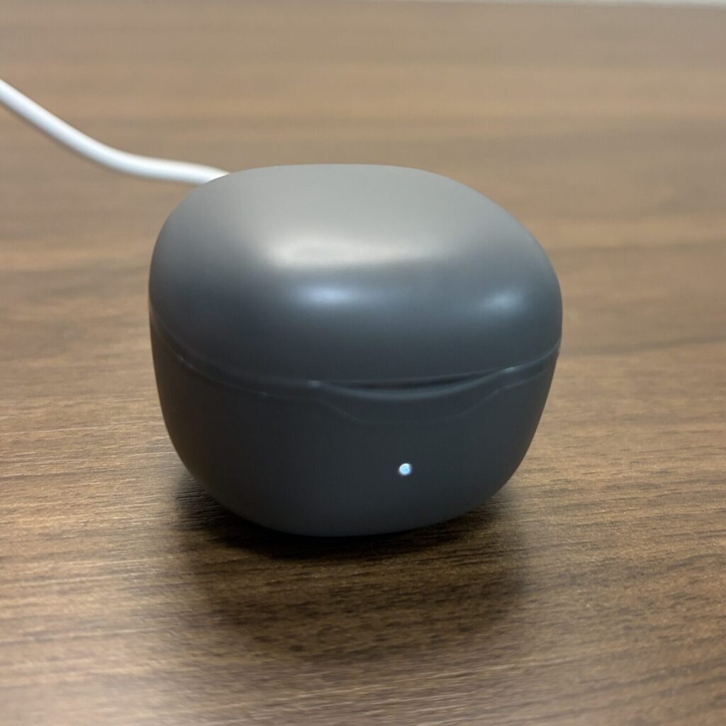 充電中のイヤホン
