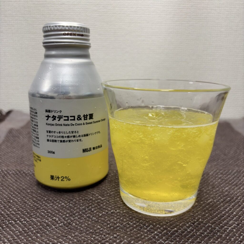 グラスに注いだ蒟蒻ドリンク ナタデココ&甘夏