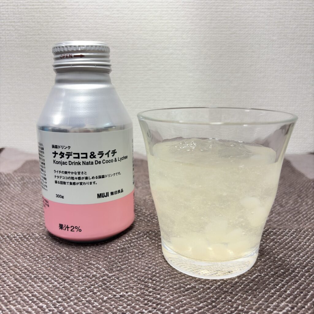 グラスに注いだ蒟蒻ドリンク ナタデココ&ライチ