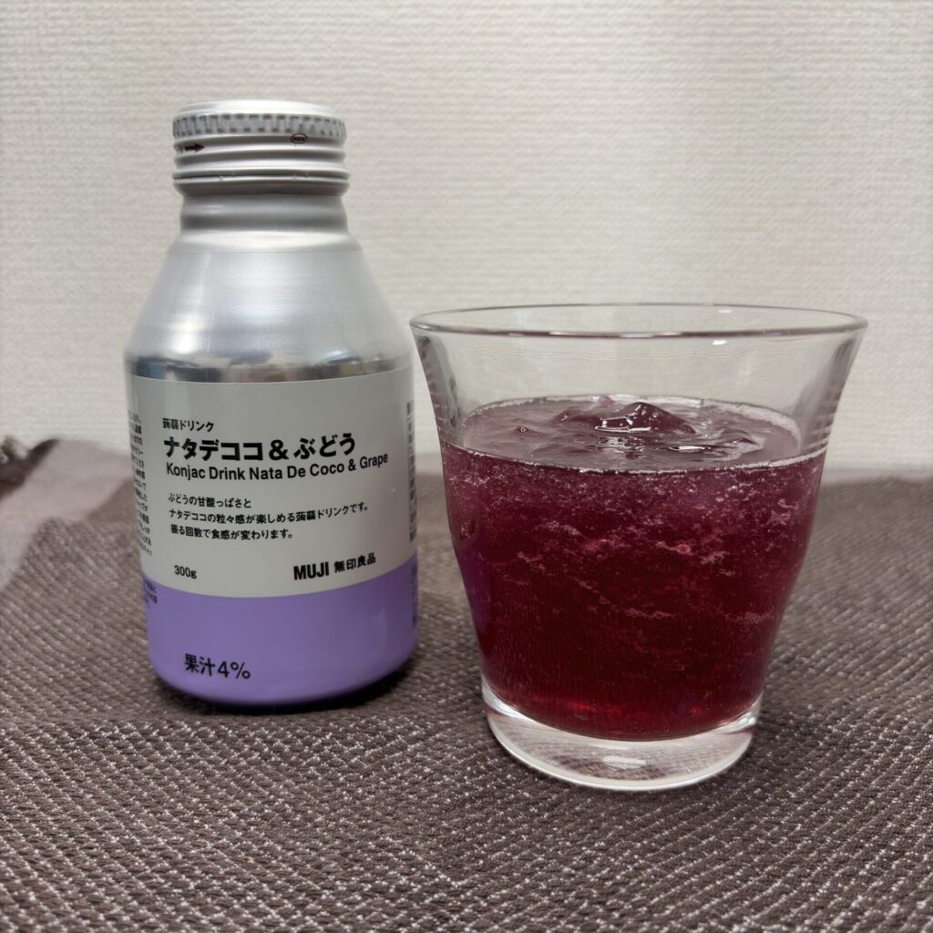グラスに注いだ蒟蒻ドリンク ナタデココ&ぶどう