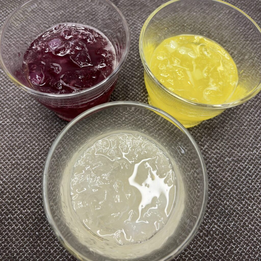 グラスに注いだ3種類の蒟蒻ドリンク