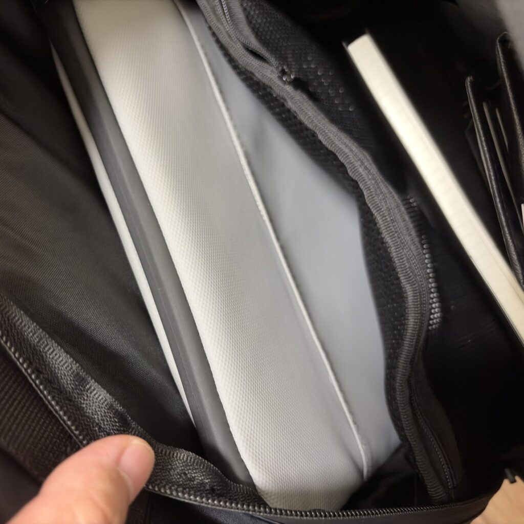 パソコン収納部に入れたノートパソコン