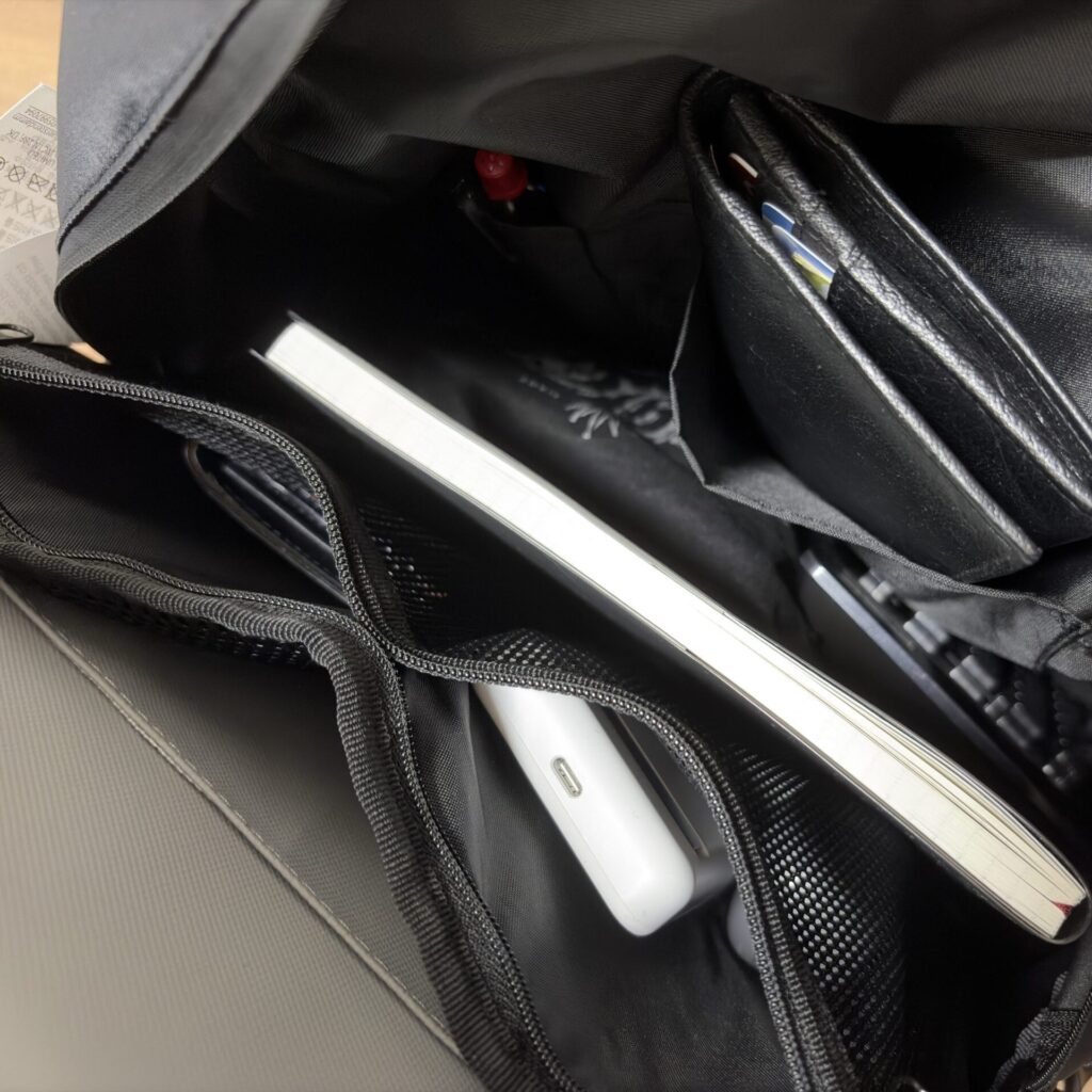 荷物を入れたリュックの中