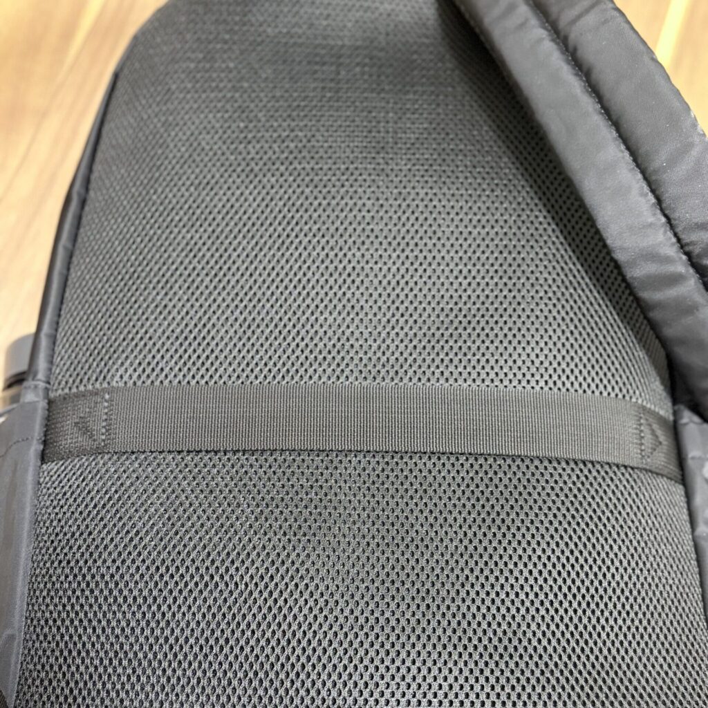 背面全体のメッシュと肩紐