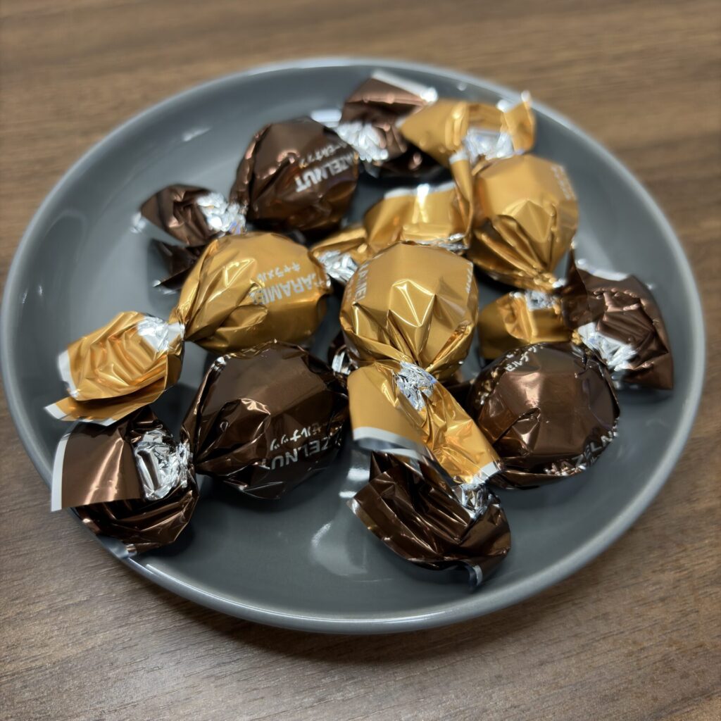 金色と茶色の包み紙のボンボンショコラ