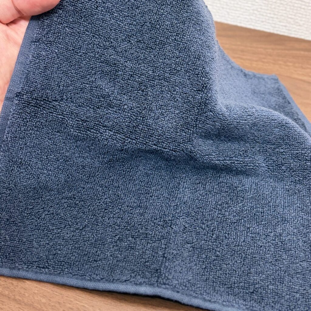 スモーキーブルーのタオルハンカチ