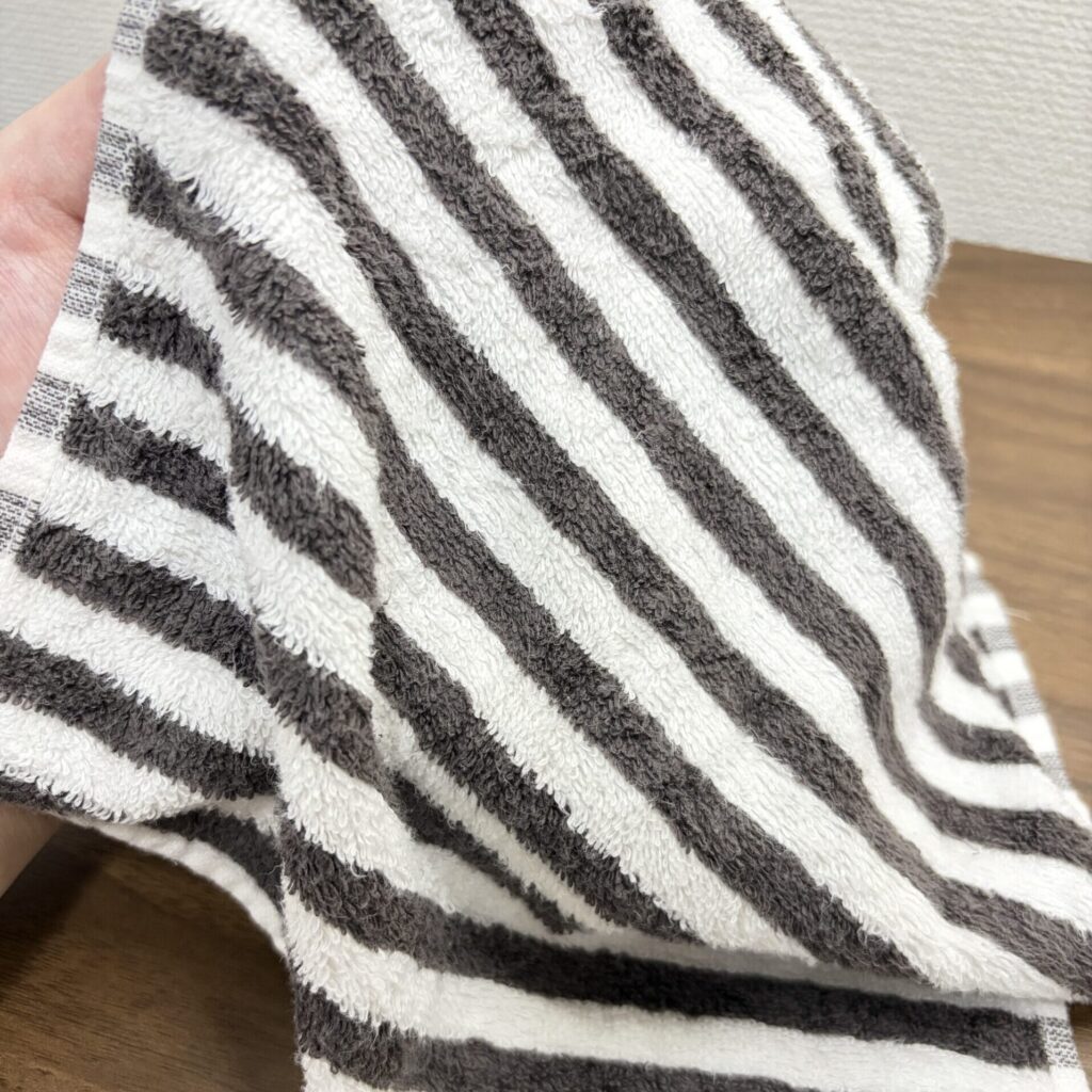 1年使ったチャコールグレーストライプのタオルハンカチ